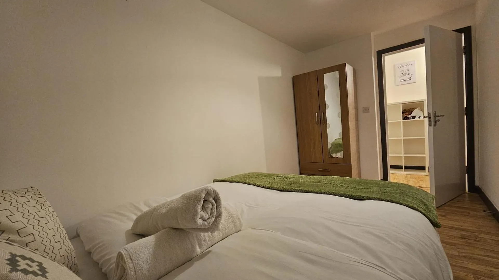 E1 Luxury Apartments London Homestay